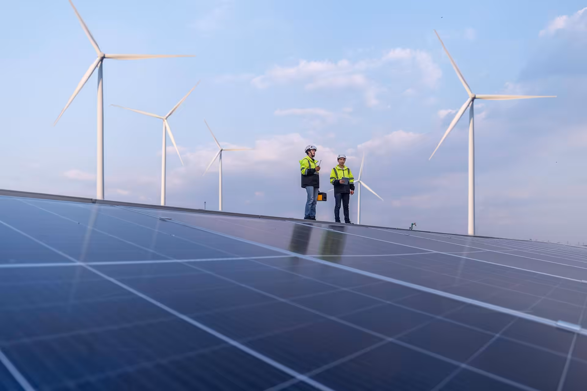 Fachkräfte auf Dach Photovoltaik